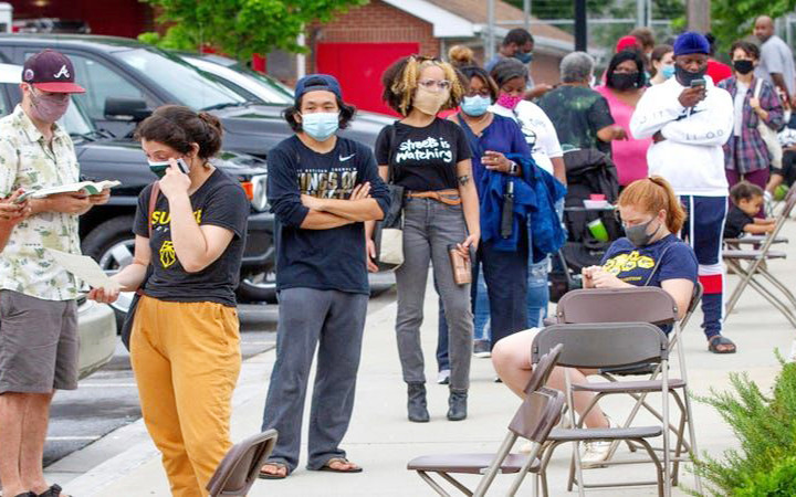 Cử tri tham gia bầu cử sơ bộ tại bang Gioóc-gi-a (Mỹ). Ảnh BUSINESS INSIDER