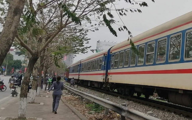 Khu vực xảy ra vụ tai nạn tàu hỏa sáng 4/2, tại Km 6+090 khu gian Giáp Bát - Văn Điển tuyến đường sắt bắc - nam, làm một người chết, một người bị thương nặng. (Ảnh: atgt.vn)