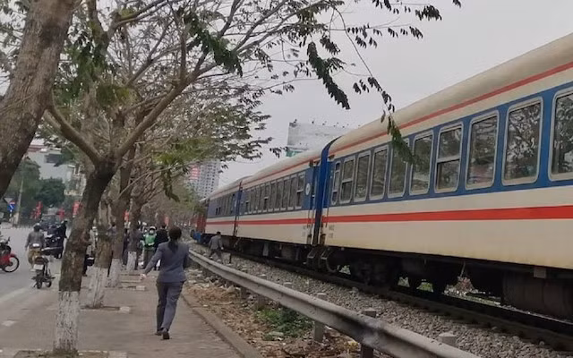 Khu vực xảy ra vụ tai nạn tàu hỏa sáng 4/2, tại Km 6+090 khu gian Giáp Bát - Văn Điển tuyến đường sắt bắc - nam, làm một người chết, một người bị thương nặng. (Ảnh: atgt.vn)