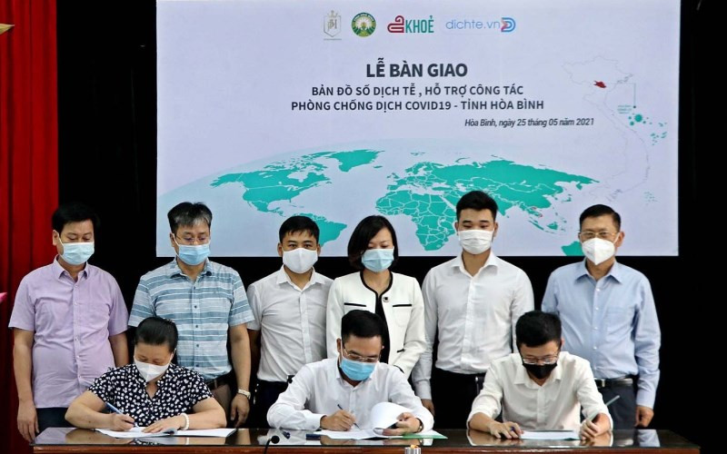 Đại diện lãnh đạo Sở Thông tin và Truyền thông tỉnh Hòa Bình và CTCP Tập đoàn đầu tư Phúc Hưng tại lễ bàn giao.