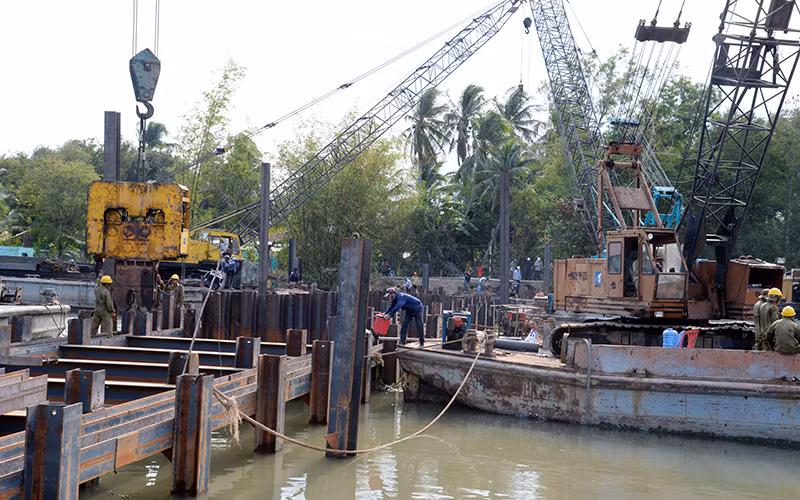 Mỗi đợt hạn hán, xâm nhập mặn gay gắt, tỉnh Tiền Giang đắp đập thép trên kênh Nguyễn Tấn Thành để bảo vệ nguồn nước ngọt phục vụ sản xuất, sinh hoạt cho nhân dân. Ảnh: THANH PHONG 