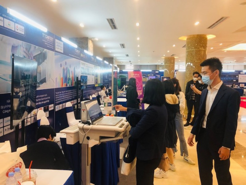 Các đại biểu tham quan mô hình đổi mới sáng tạo tại hội nghị.