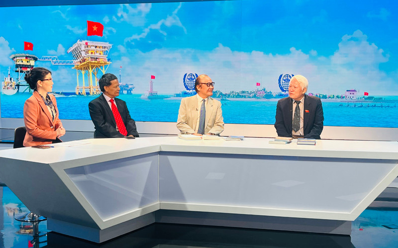 Các diễn giả trao đổi tại tọa đàm.