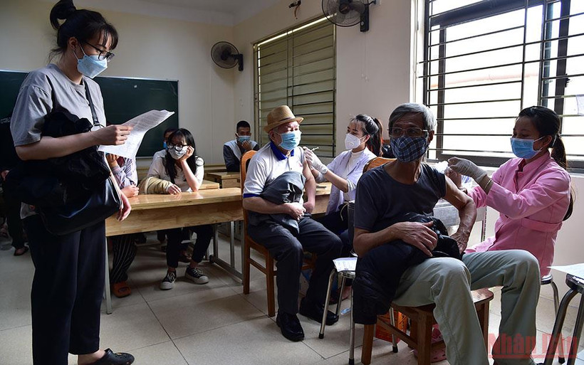 Tiêm ngừa Covid-19 cho người cao tuổi. (Ảnh:THÀNH ĐẠT)