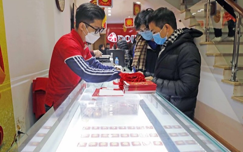 Mua, bán vàng tại Công ty Doji trên phố Trần Nhân Tông, Hà Nội. (Ảnh: Trần Việt/TTXVN)