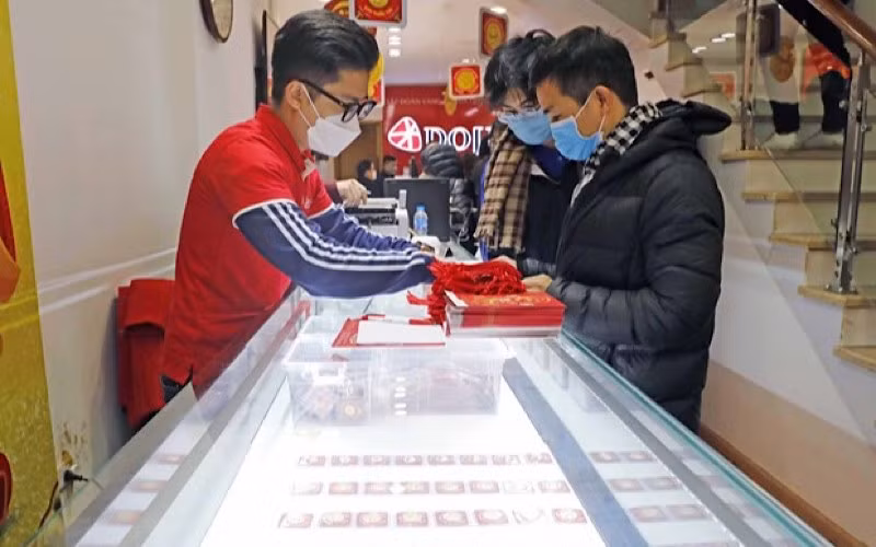 Mua, bán vàng tại Công ty Doji trên phố Trần Nhân Tông, Hà Nội. (Ảnh: Trần Việt/TTXVN)