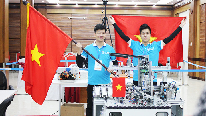 Hai sinh viên Nguyễn Văn Tấn và Đinh Tú Ngọc giành Huy chương vàng Kỳ thi nghề Cơ điện tử châu Á-Thái Bình Dương năm 2021. Ảnh: THẮNG HÙNG