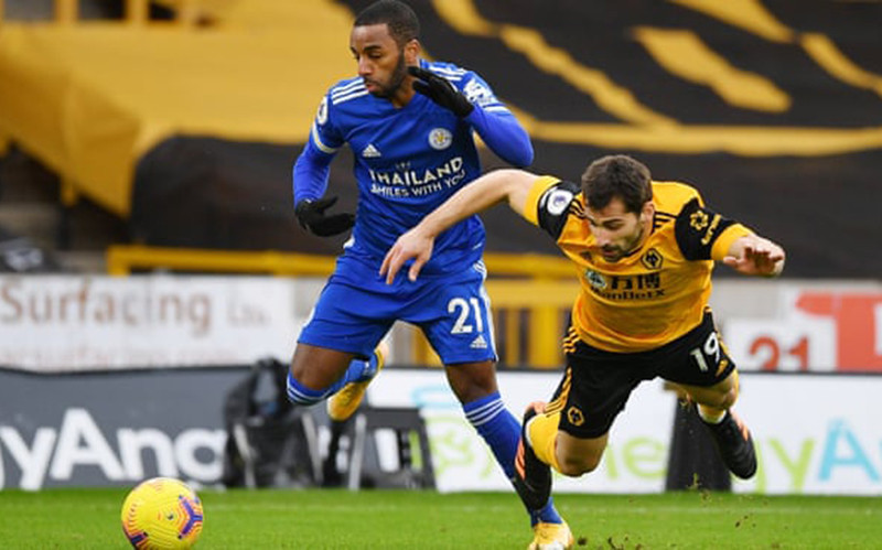 Pha tranh bóng giữa Jonny (áo vàng, Wolverhampton) và Pereira (Leicester).