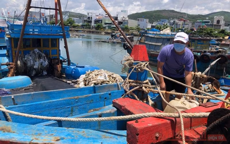 Tàu 430 Cv của anh Võ Bé bị chìm sau nhiều ngày phong tỏa phòng tránh dịch Covid-19. Trục vớt vào bờ, máy móc, thiết bị hư hỏng nặng anh Bé cố gắng sửa chữa để sau dịch đi khơi.