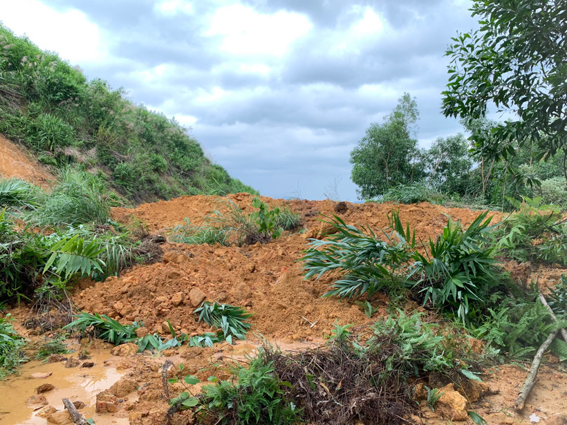 Mưa lớn làm nhiều tuyến giao thông ở Quảng Ngãi bị sạt lở nặng.