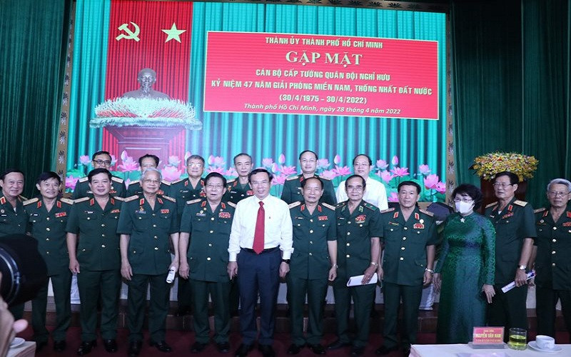 Đồng chí Nguyễn Văn Nên, Ủy viên Bộ Chính trị, Bí thư Thành uỷ Thành phố Hồ Chí Minh chụp hình lưu niệm cùng các đại biểu dự họp mặt.