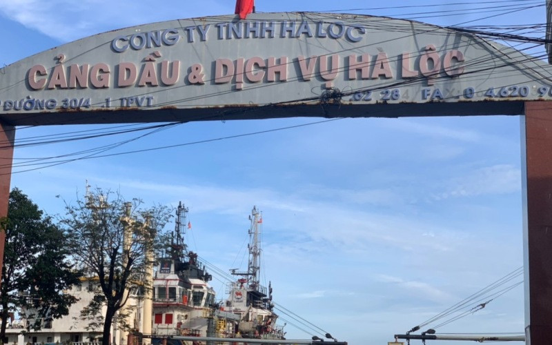 Lực lượng công an phong tỏa Công ty TNHH Hà Lộc để tiến hành khám xét.