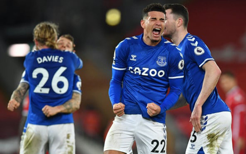 Các cầu thủ Everton mừng chiến thắng Liverpool trên sân Anfield.