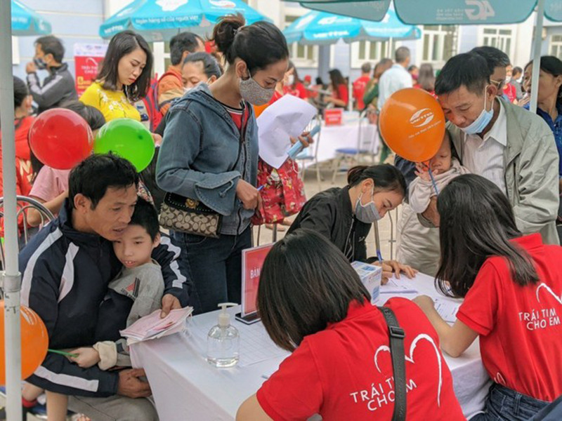 Các em nhỏ trên địa bàn TP Hải Phòng được khám sàng lọc tim miễn phí.