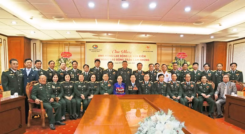 Hiệp hội doanh nhân CCB Việt Nam chúc mừng Anh hùng Lao động Lê Văn Kiểm và Anh hùng Lao động Trần Cẩm Nhung.