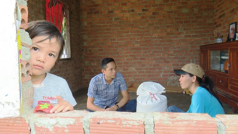 Chị Hoàng Thị Kim Điền, tổ dân phố 1, thị trấn Ea T’ling, Cư Jút, Đắk Nông cho biết, chỉ nhận được 30kg trong tổng số 105kg gạo theo định mức được nhận. 