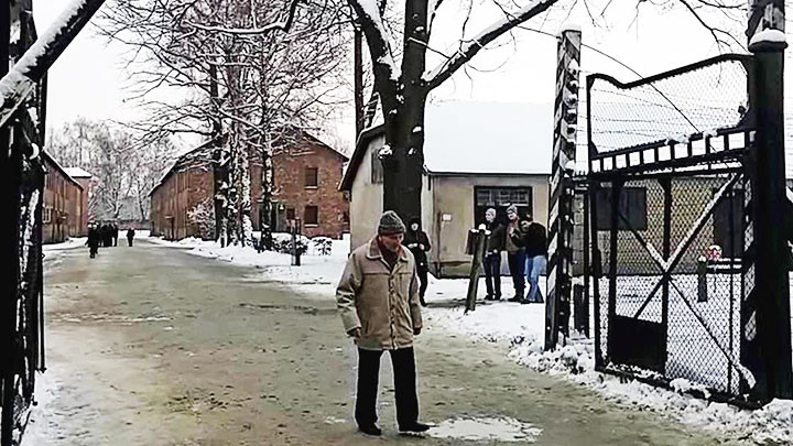 Ông Piechowski thăm lại nhà tù Auschwitz. Ảnh: AP
