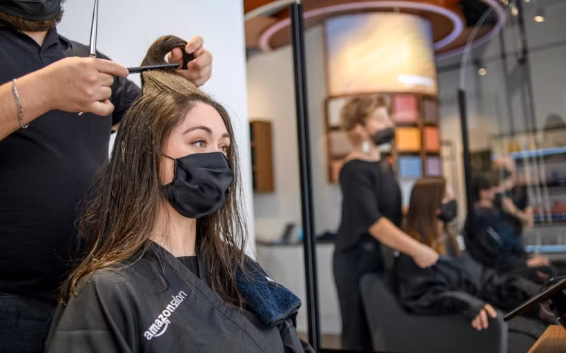 Amazon Salon là tiệm cắt tóc đầu tiên của gã khổng lồ thương mại điện tử Amazon, tọa lạc trên con phố Brushfield (London, Anh).