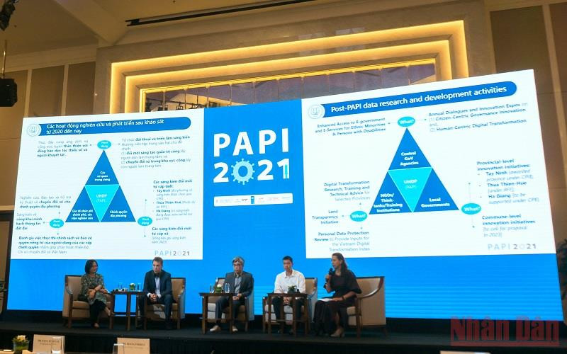 Các diễn giả chia sẻ về kết quả khảo sát PAPI 2021 tại hội nghị. (Ảnh: TRUNG HƯNG)