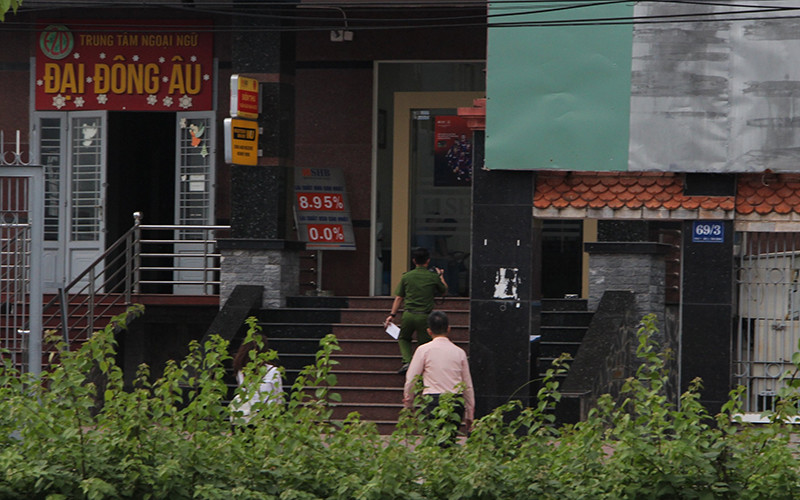 Công an và các đơn vị nghiệp vụ khám nghiệm hiện trường. 