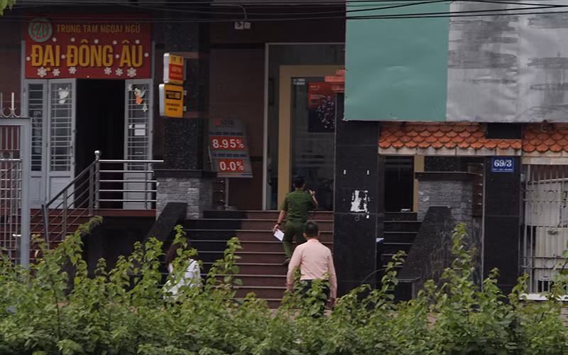 Công an và các đơn vị nghiệp vụ khám nghiệm hiện trường. 