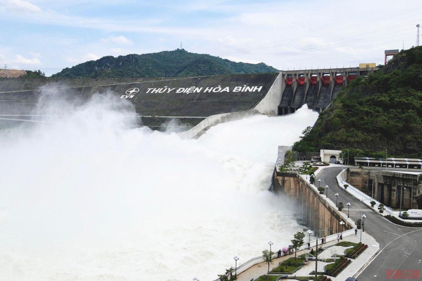 Nhà máy thuỷ điện Hoà Bình đang mở 4 cửa xả lũ.