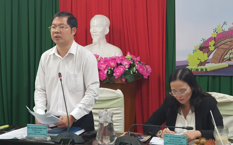 Giám đốc Sở Văn hóa, Thể thao và Du lịch TP Cần Thơ chủ trì họp báo về đường hoa nghệ thuật Tết Tân Sửu 2021. 