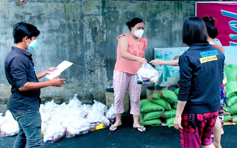 Trao quà hỗ trợ cho người lao động nghèo tại TP Vũng Tàu (Bà Rịa-Vũng Tàu).