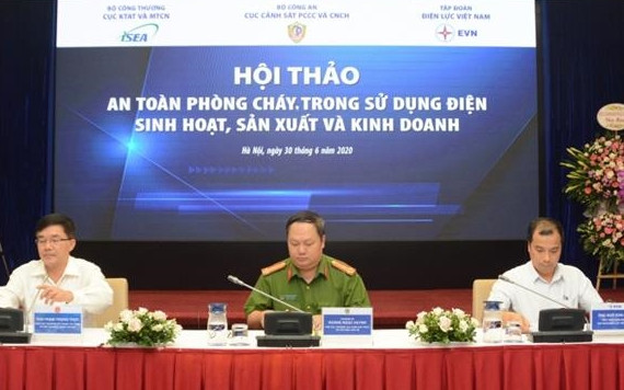 Các đại biểu chủ trì Hội thảo.