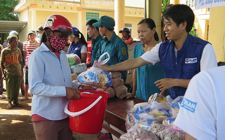 Hỗ trợ người dân vùng lũ (Ảnh: Ban tổ chức cung cấp).