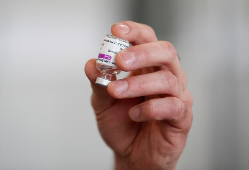 Một lọ vaccine Covid-19 của Oxford-AstraZeneca được chụp tại Anh ngày 4-2. Ảnh: Reuters.