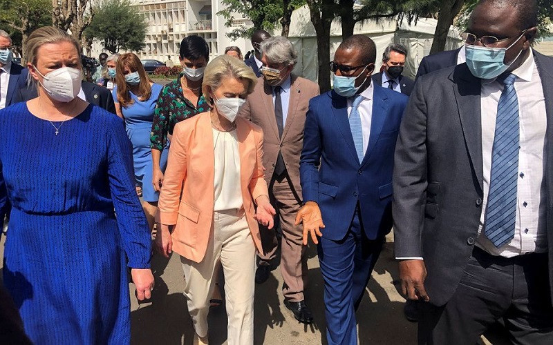 Chủ tịch Ủy ban châu Âu Ursula von der Leyen trong chuyến thăm cơ sở tiêm chủng và xét nghiệm của Viện Pasteur ở Dakar, Senegal, ngày 9/2/2022. (Ảnh: REUTERS)