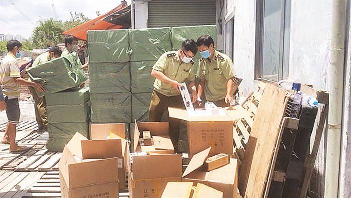 Lực lượng chức năng xử lý một vụ vi phạm.
