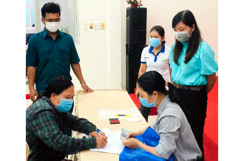 Người bán vé số dạo ở TP Phú Quốc (Kiên Giang) nhận tiền hỗ trợ từ chính quyền cơ sở.