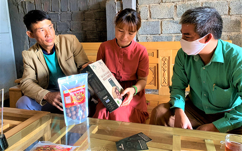 Chị H’Bích Niê Kđăm, Giám đốc Công ty TNHH phát triển nông nghiệp Kim Bình Mắc ca giới thiệu sản phẩm mắc ca của công ty cho khách hàng.