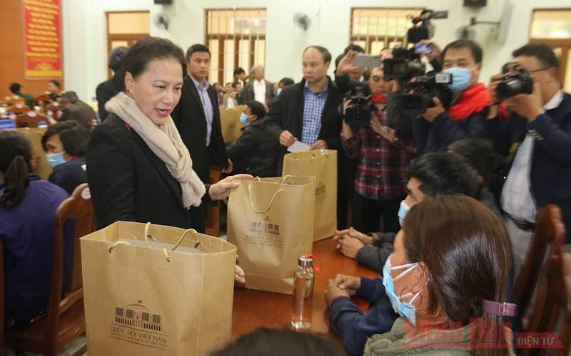 Chủ tịch Quốc hội Nguyễn Thị Kim Ngân tặng quà người dân huyện Phước Sơn. Ảnh: TẤN NGUYÊN.