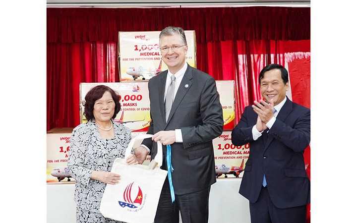 Chủ tịch HĐQT Công ty cổ phần Hàng không Vietjet Air trao tặng một triệu khẩu trang y tế cho Đại sứ Hoa Kỳ tại Việt Nam.