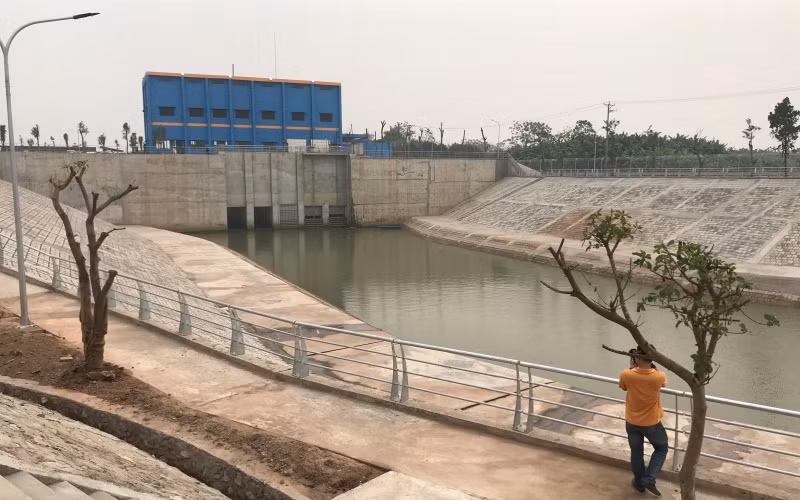 Cửa lấy nước của Nhà máy nước mặt sông Đuống. 