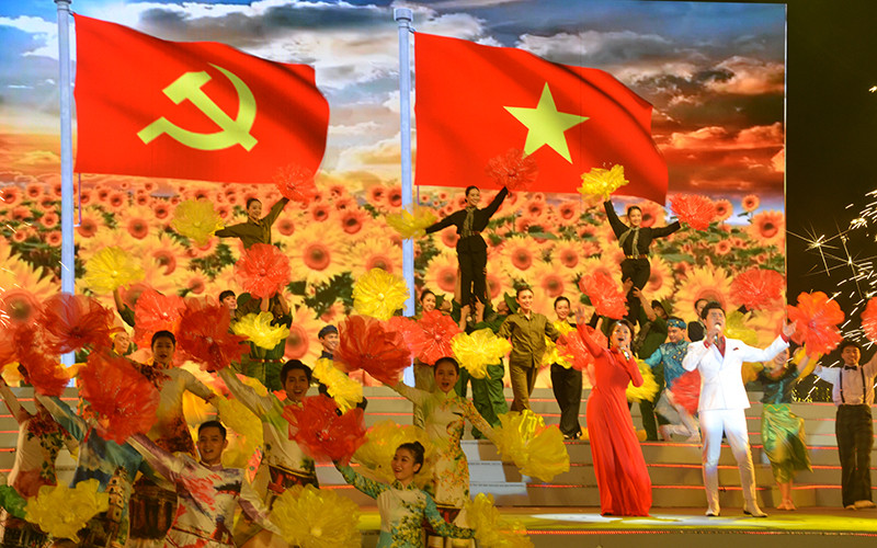 Ca khúc Việt Nam tiếng hát trái tim ta (Sáng tác Ca Lê Thuần) do Đào Mác và Tố Hoa song ca.