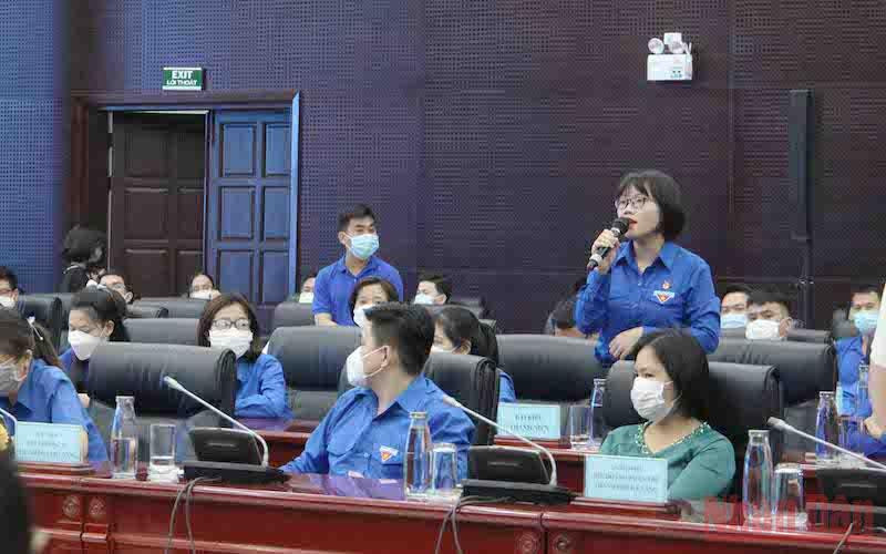 Đại biểu thanh niên nêu ý kiến tại buổi đối thoại.