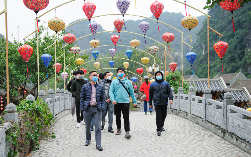 Khách du lịch tham quan tại khu du lịch sinh thái Tràng An, Ninh Bình những ngày đầu năm mới (Ảnh: TCDL) 