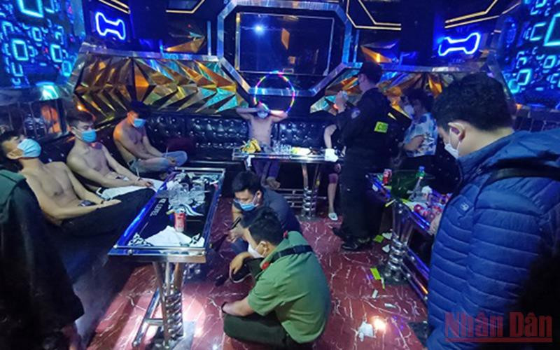 Các đối tượng tàng trữ, sử dụng trái phép chất ma túy tại quán Karaoke Level. 
