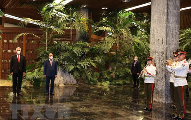 Chủ tịch nước Nguyễn Xuân Phúc và Bí thư thứ nhất Ban Chấp hành Trung ương Đảng Cộng sản Cuba, Chủ tịch nước Cộng hòa Cuba Miguel Díaz-Canel tại Lễ đón. (Ảnh: Thống Nhất/TTXVN)