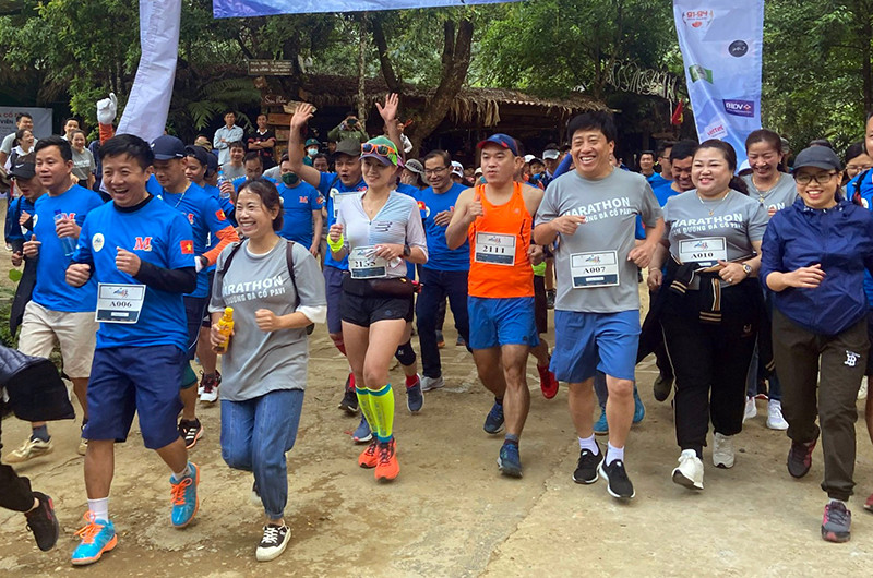 Các vận động viên phong trào tham gia chạy cự ly ngắn, cổ động cho giải và các vận động viên chuyên nghiệp.