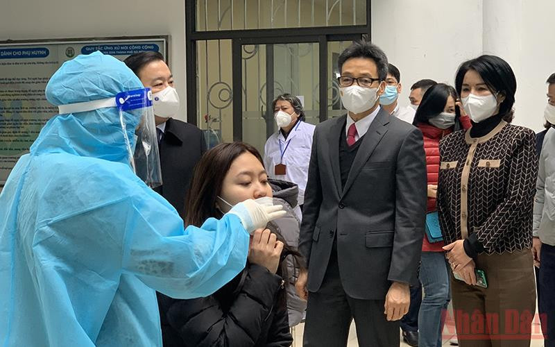 Phó Thủ tướng Vũ Đức Đam kiểm tra công tác tiêm chủng, chăm sóc F0 tại Trạm Y tế phường Vĩnh Phúc, quận Ba Đình, TP Hà Nội.