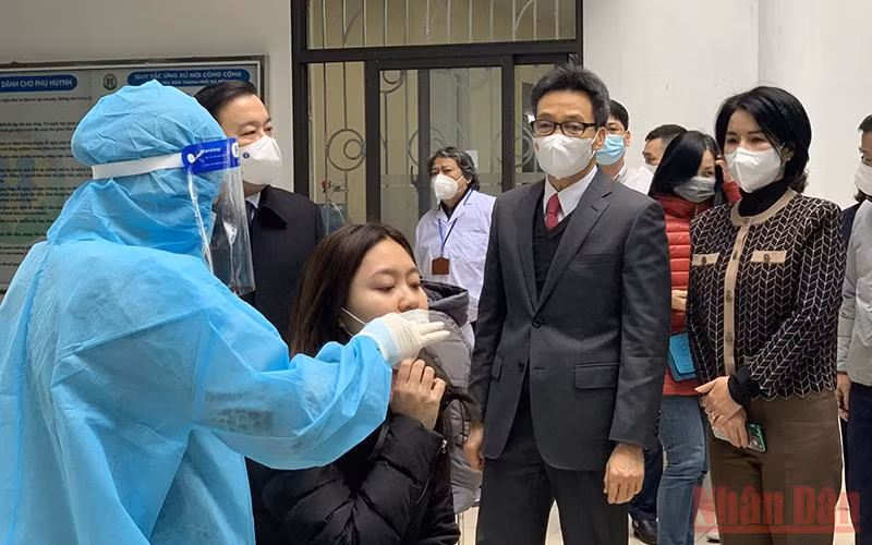 Phó Thủ tướng Vũ Đức Đam kiểm tra công tác tiêm chủng, chăm sóc F0 tại Trạm Y tế phường Vĩnh Phúc, quận Ba Đình, TP Hà Nội.