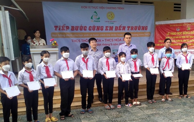 Trao tặng học bổng cho các em học sinh nghèo vượt khó xã Hòa Ân và Thông Hòa, huyện Cầu Kè.