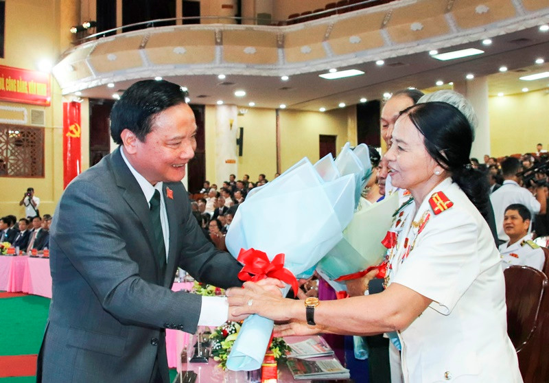 Đồng chí Nguyễn Khắc Định, Ủy viên T.Ư Đảng, Bí thư Tỉnh ủy Khánh Hòa tặng hoa Anh hùng LLVTND Lê Thị Minh Hãnh tại Đại hội. 