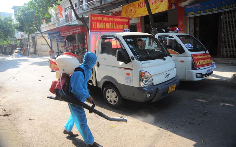 Những xe hàng hoá nhu yếu phẩm ủng hộ các khu vực bị cách ly chống dịch.