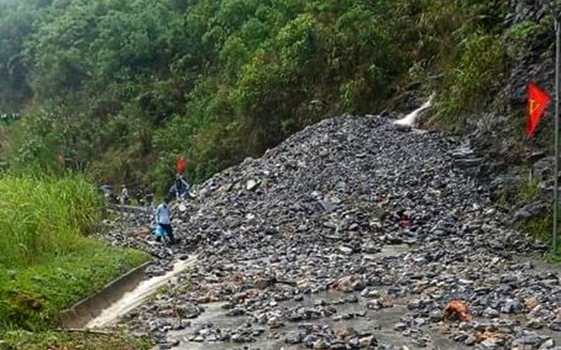 Sạt lở tại đèo Khau Lắc thị trấn Lăng Can, huyện Lâm Bình gây ách tắc giao thông.
